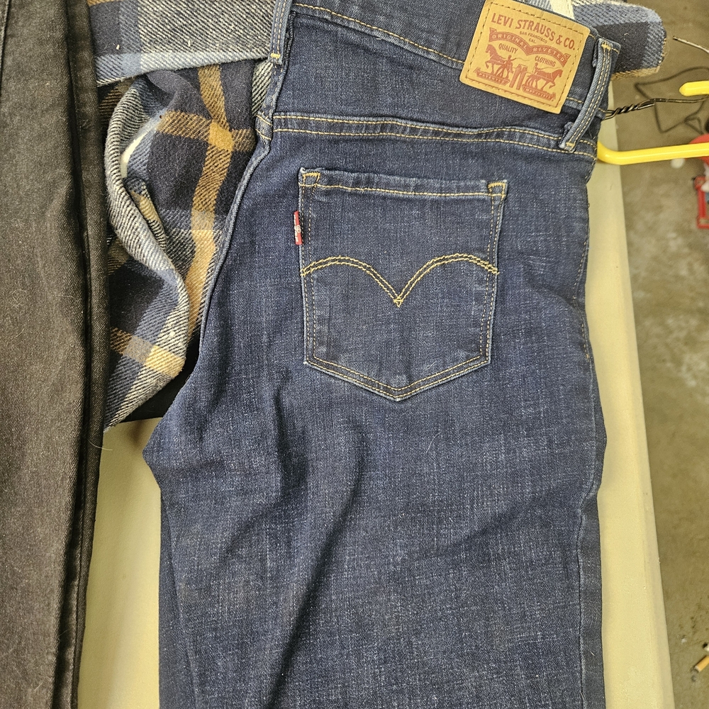 Levi's Women's Classic Straight Dark Blue Jeans